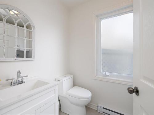 Powder room - 168 Ch. Du Fleuve, Coteau-Du-Lac, QC - Indoor Photo Showing Bathroom