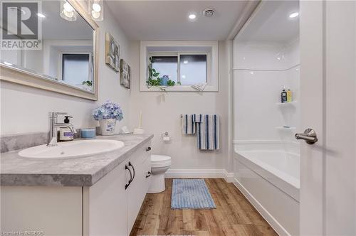 143 17Th Avenue A, Hanover, ON - Indoor Photo Showing Bathroom