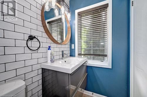8 Manhattan Circle, Cambridge, ON - Indoor Photo Showing Bathroom