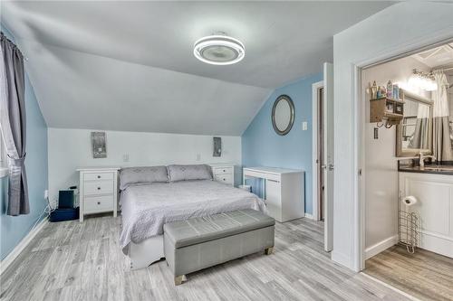 39 Normanhurst Avenue, Hamilton, ON - Indoor Photo Showing Bedroom