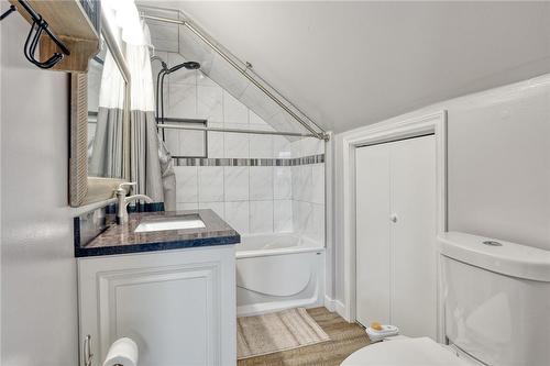 39 Normanhurst Avenue, Hamilton, ON - Indoor Photo Showing Bathroom