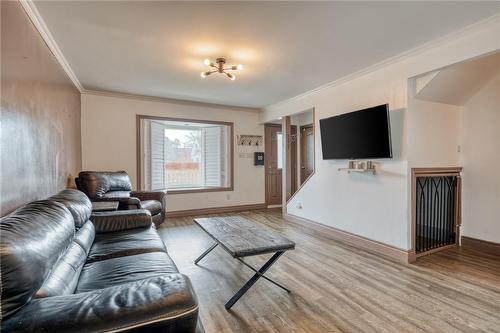 39 Normanhurst Avenue, Hamilton, ON - Indoor Photo Showing Living Room