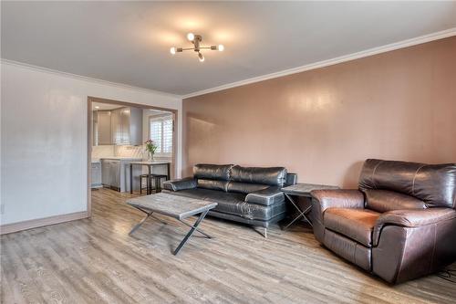 39 Normanhurst Avenue, Hamilton, ON - Indoor Photo Showing Living Room