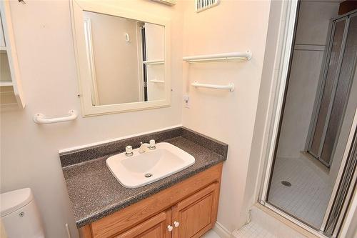 3023 St Clair Avenue, Burlington, ON - Indoor Photo Showing Bathroom