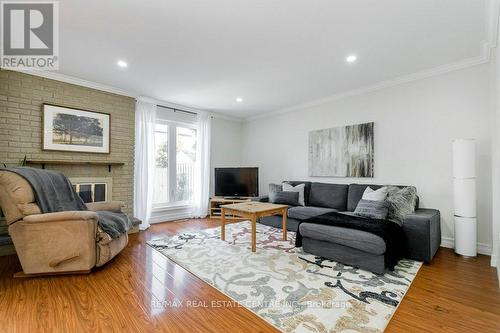 390 Satok Crescent, Milton, ON - Indoor Photo Showing Living Room