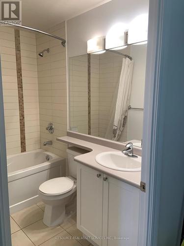 2910 - 3525 Kariya Drive, Mississauga, ON - Indoor Photo Showing Bathroom