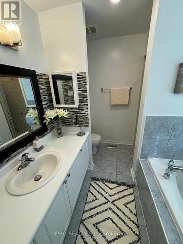 4868 Marble Arch Mews, Mississauga, ON - Indoor Photo Showing Bathroom