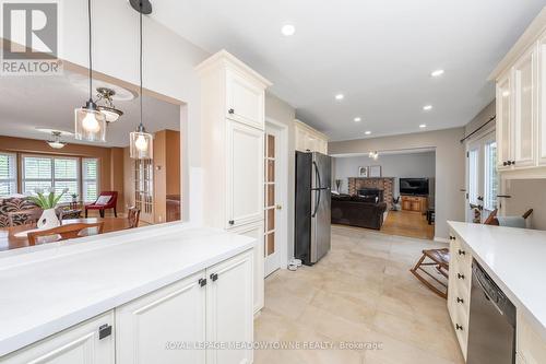 28 Gardiner Drive, Halton Hills, ON - Indoor Photo Showing Kitchen With Upgraded Kitchen
