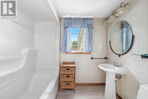 4329 Old Highway 2, Belleville, ON - Indoor Photo Showing Bathroom