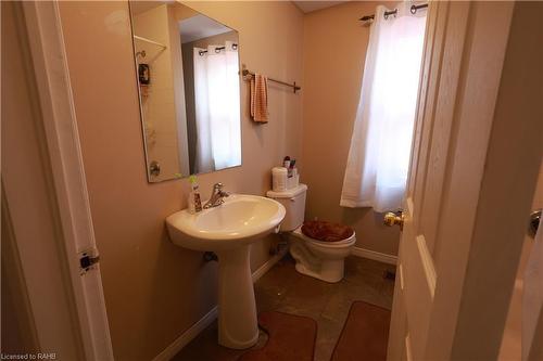 125 Sanford Avenue N, Hamilton, ON - Indoor Photo Showing Bathroom