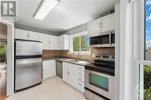 32 Mcdermot Court, Kanata, ON - Indoor Photo Showing Kitchen With Stainless Steel Kitchen