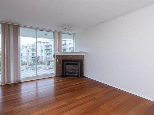 304-154 Promenade Dr, Nanaimo, BC - Indoor Photo Showing Living Room With Fireplace
