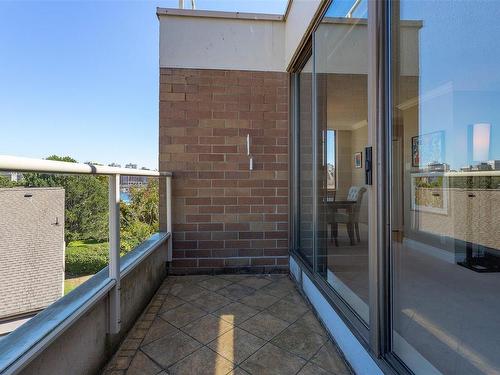 415-225 Belleville St, Victoria, BC - Outdoor With In Ground Pool