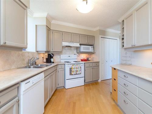 415-225 Belleville St, Victoria, BC - Indoor Photo Showing Kitchen With Double Sink