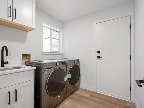 5375 Fillinger Cres, Nanaimo, BC - Indoor Photo Showing Laundry Room