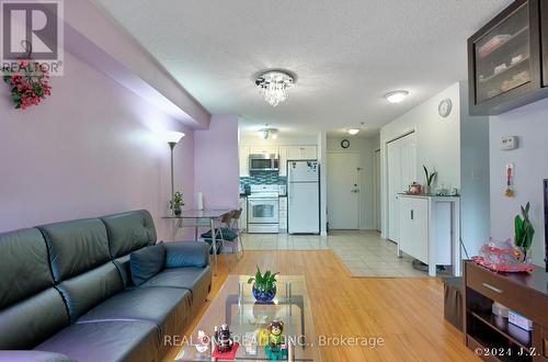 109 - 5225 Finch Avenue E, Toronto E07, ON - Indoor Photo Showing Living Room