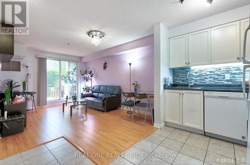109 - 5225 Finch Avenue E, Toronto E07, ON - Indoor Photo Showing Living Room