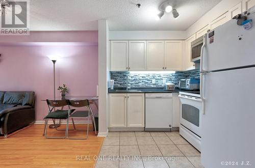 109 - 5225 Finch Avenue E, Toronto E07, ON - Indoor Photo Showing Kitchen