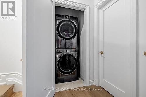 374 Gilpin Drive, Newmarket, ON - Indoor Photo Showing Laundry Room