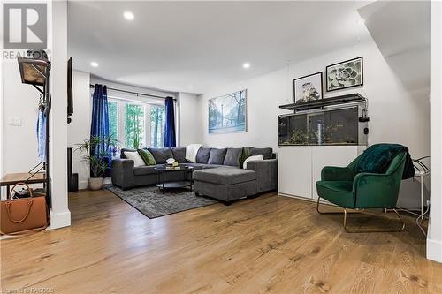 19 Laurdo Crescent, Oliphant, ON - Indoor Photo Showing Living Room