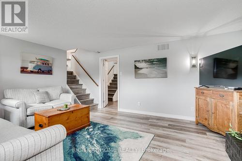 41 Janlisda Drive, Kawartha Lakes, ON - Indoor Photo Showing Living Room