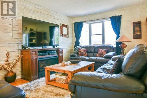 177 Koivu Trl, Timmins, ON - Indoor Photo Showing Living Room