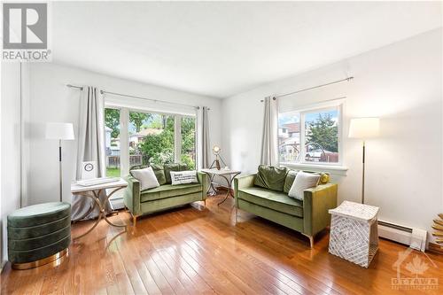 155 Glynn Avenue, Ottawa, ON - Indoor Photo Showing Living Room