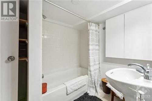 155 Glynn Avenue, Ottawa, ON - Indoor Photo Showing Bathroom