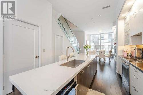 Th05 - 101 Erskine Avenue, Toronto (Mount Pleasant West), ON - Indoor Photo Showing Kitchen With Upgraded Kitchen