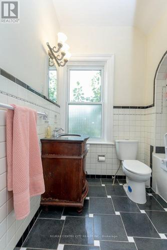 23 Fairview Avenue, St. Thomas, ON - Indoor Photo Showing Bathroom