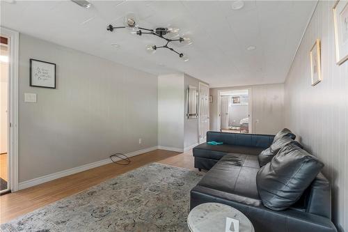 253 West 33Rd Street, Hamilton, ON - Indoor Photo Showing Living Room