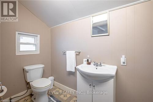 16 Dexter Street, St. Catharines, ON - Indoor Photo Showing Bathroom