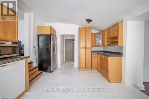 16 Dexter Street, St. Catharines, ON - Indoor Photo Showing Kitchen