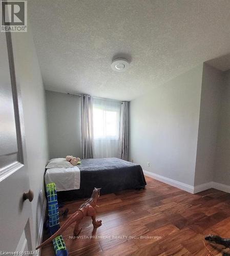 60 Fiddlers Green Road, London, ON - Indoor Photo Showing Bedroom