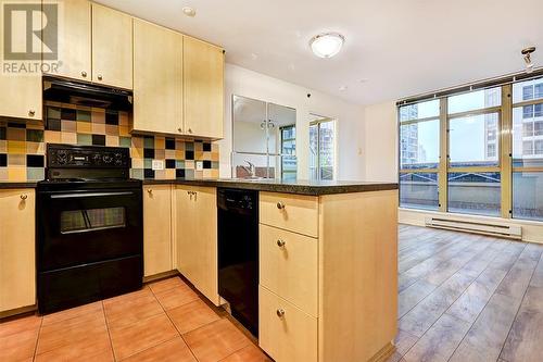 405 819 Hamilton Street, Vancouver, BC - Indoor Photo Showing Kitchen