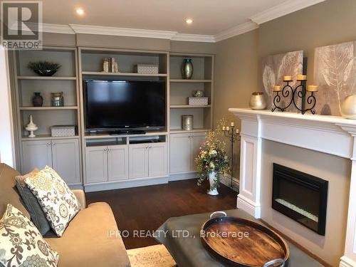 4581 Crosswinds Drive, Mississauga (East Credit), ON - Indoor Photo Showing Living Room With Fireplace