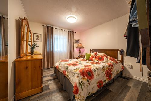 5664 Ponderosa Road, Falkland, BC - Indoor Photo Showing Bedroom