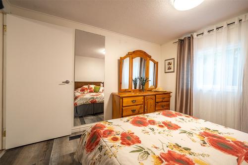 5664 Ponderosa Road, Falkland, BC - Indoor Photo Showing Bedroom