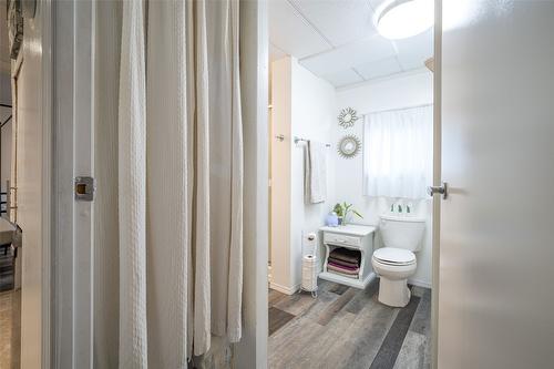 5664 Ponderosa Road, Falkland, BC - Indoor Photo Showing Bathroom