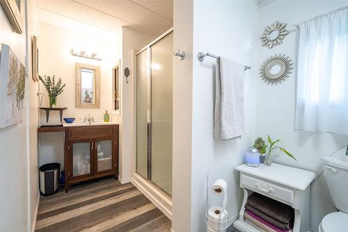 5664 Ponderosa Road, Falkland, BC - Indoor Photo Showing Bathroom