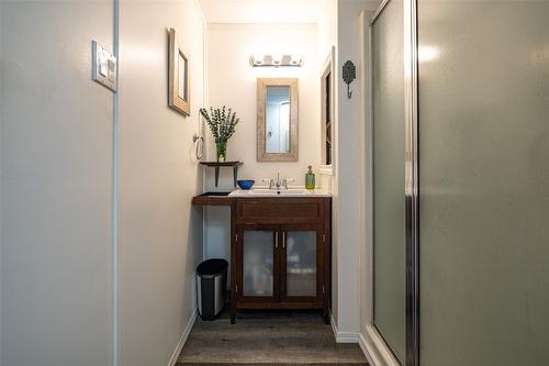 5664 Ponderosa Road, Falkland, BC - Indoor Photo Showing Bathroom