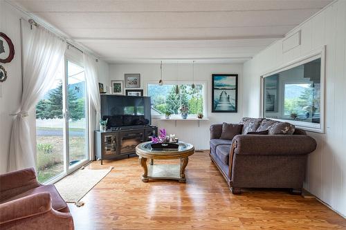 5664 Ponderosa Road, Falkland, BC - Indoor Photo Showing Living Room