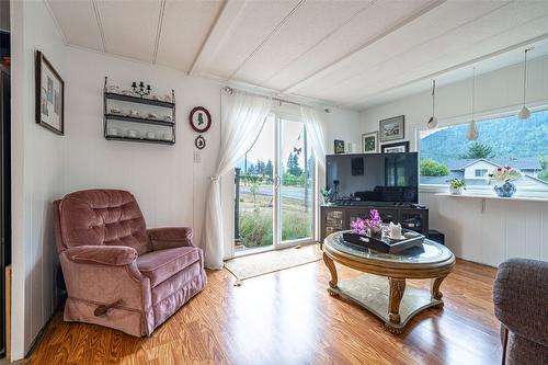 5664 Ponderosa Road, Falkland, BC - Indoor Photo Showing Living Room