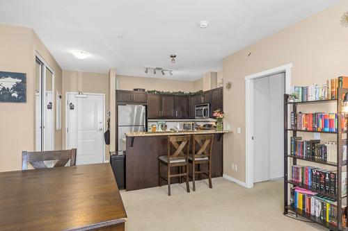 310-1350 Ridgeway Drive, Kelowna, BC - Indoor Photo Showing Kitchen