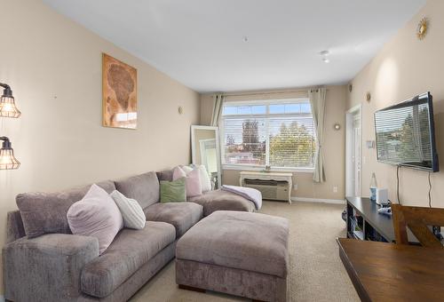 310-1350 Ridgeway Drive, Kelowna, BC - Indoor Photo Showing Living Room