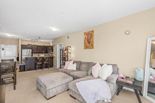 310-1350 Ridgeway Drive, Kelowna, BC - Indoor Photo Showing Living Room