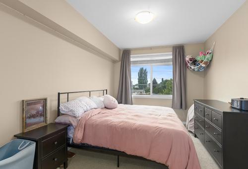 310-1350 Ridgeway Drive, Kelowna, BC - Indoor Photo Showing Bedroom