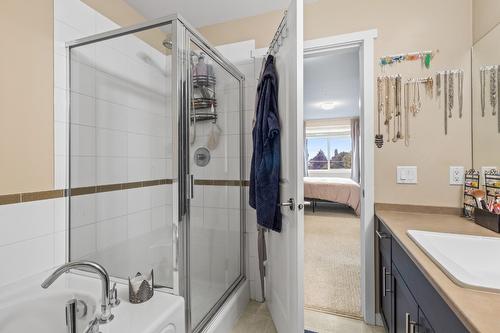 310-1350 Ridgeway Drive, Kelowna, BC - Indoor Photo Showing Bathroom