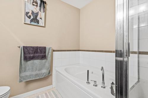 310-1350 Ridgeway Drive, Kelowna, BC - Indoor Photo Showing Bathroom