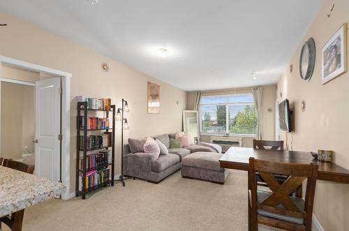 310-1350 Ridgeway Drive, Kelowna, BC - Indoor Photo Showing Living Room